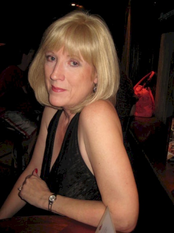 Cougar coquine soumise pour gars qui apprécie la domination assez souvent dispo