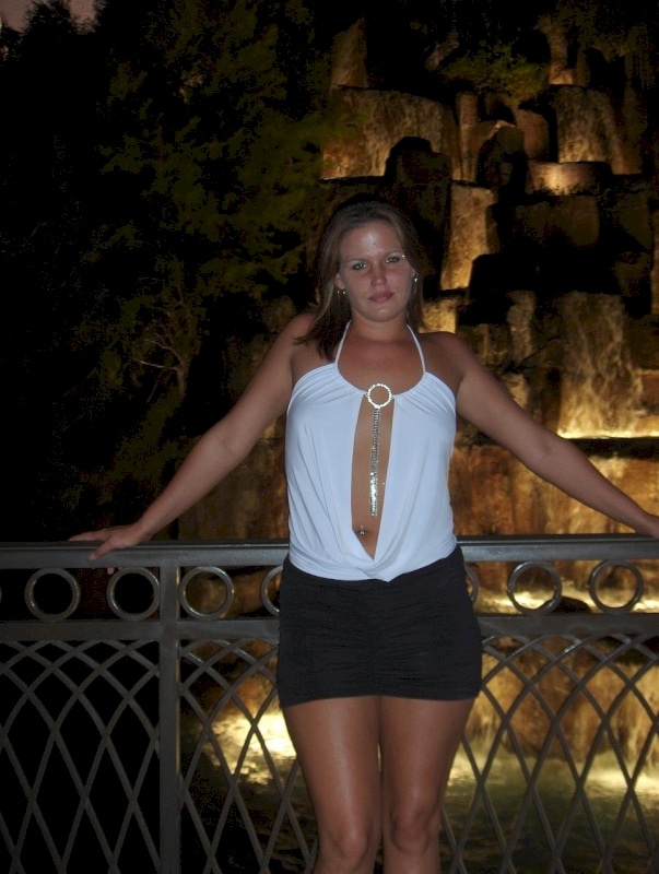 Femme infidèle sexy dominante pour homme obéissant