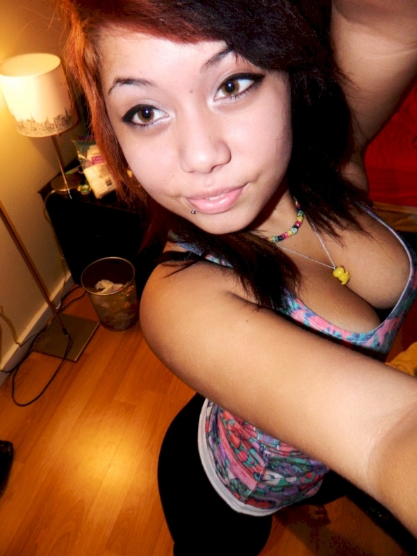 Jeune femme coquine domina pour coquin soumis